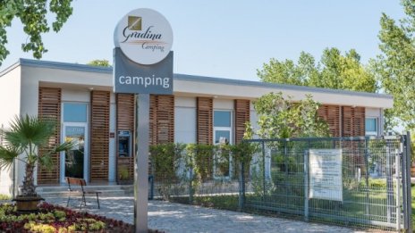 Безплатни чадъри и шезлонги за гостите в морските къщички на „Къмпинг Градина“