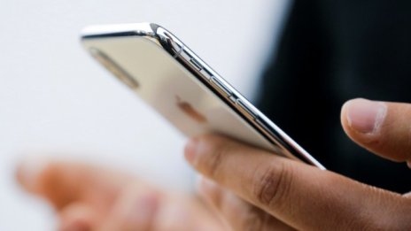 Apple запазва дизайна на iPhone X и се насочва към нови цветове и големи екрани