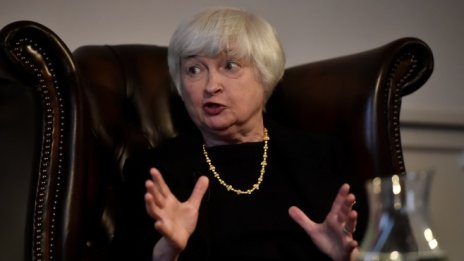 Йелън смекчава позицията си за затягането на паричната политика