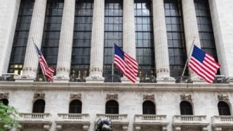 Редица добри новини оцветяват щатските индекси в зелено в началото на сесията*