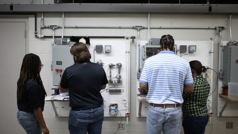 Новоподадените молби за помощи за безработни в САЩ неочаквано намаляха