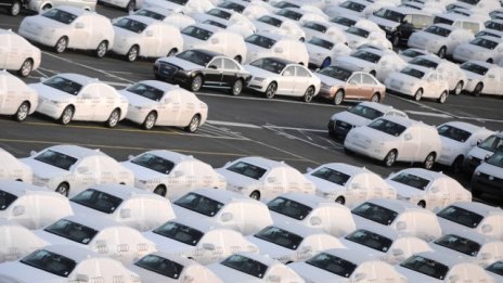 Европейците продължават да купуват по-малко нови коли