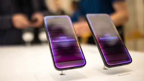 Акциите на Apple поевтиняват, а с това растат призивите за промяна в AI стратегията ѝ