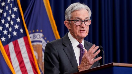 Фед запази лихвите си непроменени, все още очаква две понижения тази година