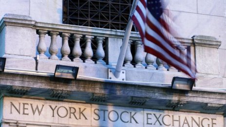 Wall Street отстъпва крачка назад*