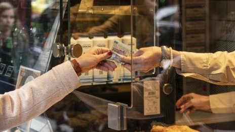 Оборотите в търговията на дребно у нас растат след пандемичния срив