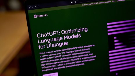 Трафикът в ChatGPT спада за трети пореден месец