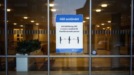 Само призивите не стигат: Швеция променя подхода за Covid-19