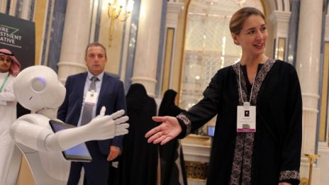 Новите роботи на LG влизат в хотелите, летищата и супермаркетите