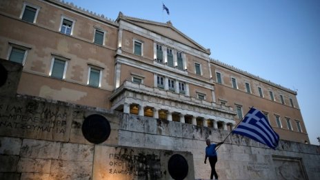 Рисковете пред Гърция стъпка преди края на спасителния заем