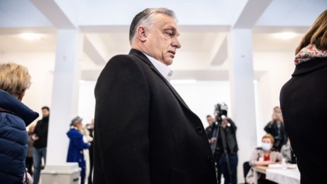 За Орбан става все по-трудно да балансира между ЕС и силовите лидери