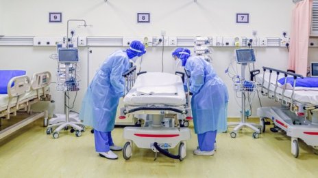 Как да задържим лекарите и медицинските сестри в България?