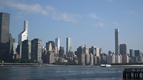 Fitch предупреди, че може да се наложи да понижи рейтингите на десетки банки