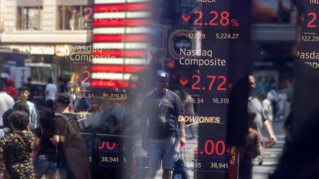 Индексите на Wall Street започват първия ден от седмицата на червено*