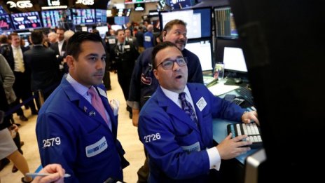 Wall Street започва сесията под лек натиск от търговското напрежение*