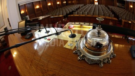 Кабинетът оцеля и при втория вот на недоверие за годината