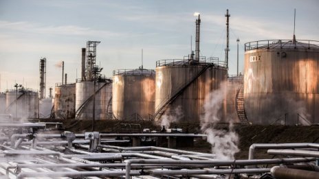 Блокадата на Суецкия канал продължава да притиска цените на петрола*