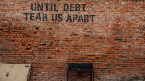 Лихвени плащания за 2 трлн. долара връхлитат правителствата по света