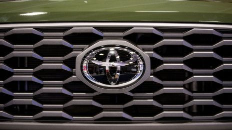 Toyota повиши с 50% оценката си за годишната печалба заради рекордните продажби