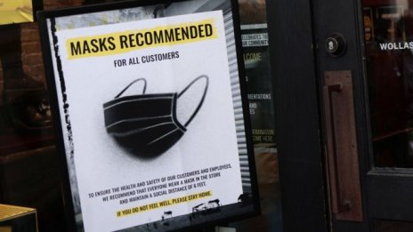 Европа премахва ограниченията заради коронавируса, но дали не прибързва?