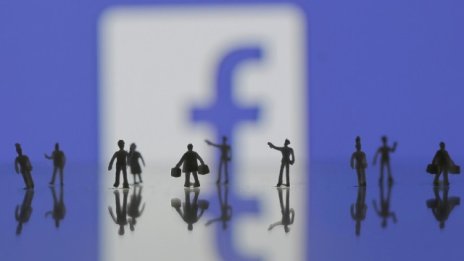 Facebook плаща на медии и известни личности да стриймват на живо 