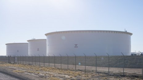 Цената на петрола намалява, но се задържа близо до 3-месечен връх*