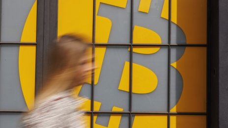 Цената на биткойна показва признаци на възстановяване над 30 хил. долара