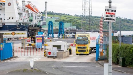 ЕС заплаши Лондон с мита заради ескалиращия спор за Северна Ирландия
