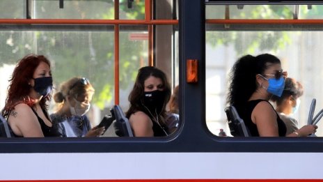 Маските на закрито ще отпаднат на определени места за ваксинирани