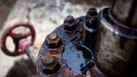 Изненадващият ръст на запасите в САЩ понижи отново цените на петрола*