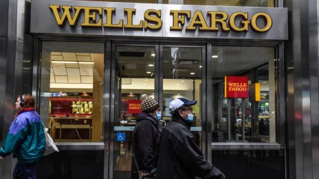 Печалбата на Wells Fargo пада наполовина заради по-високи разходи