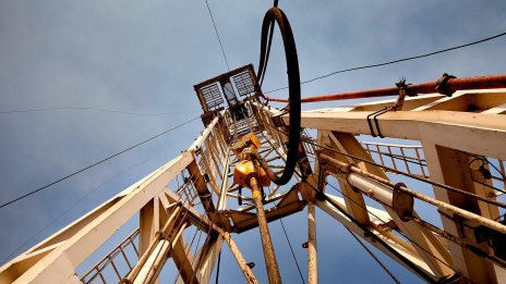 Слабият долар подкрепя петрола 