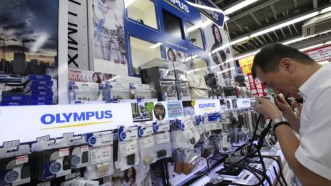 Olympus спешно търси партньор