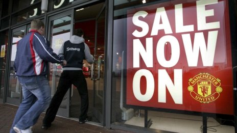 Манчестър Юнайтед понижава емисионната цена при борсовия си дебют
