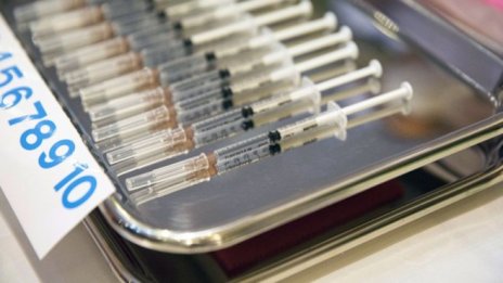 Учен твърди, че е разкрил причината за кръвните съсиреци от някои COVID ваксини