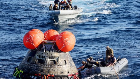 Капсулата "Орион" на НАСА се приводни в Тихия океан след успешна мисия