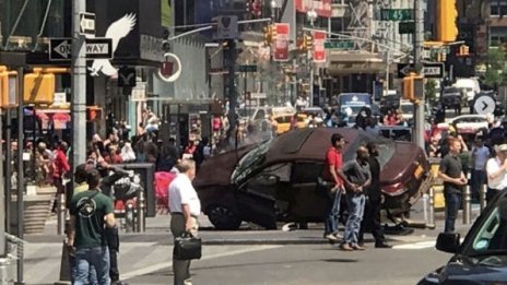 Кола се вряза сред пешеходци на емблематичния "Таймс скуеър" в Ню Йорк*