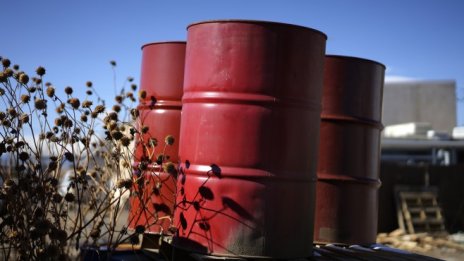 Петролът поскъпва в очакване на данните за нефтените платформи в САЩ