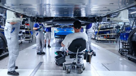 Фабричните поръчки скачат, докато германската икономика се възстановява от рецесията