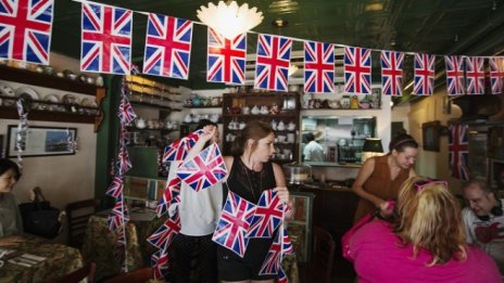 Активността в сектора на услугите във Великобритания се забавя през май