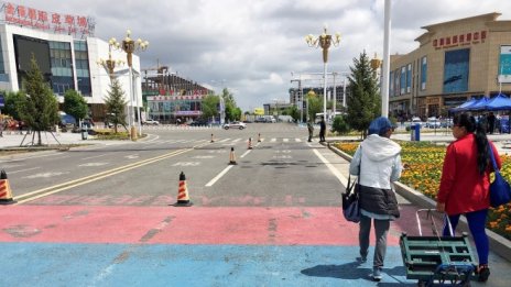 Търговски хъб сред Новия път на коприната или просто данъчно убежище