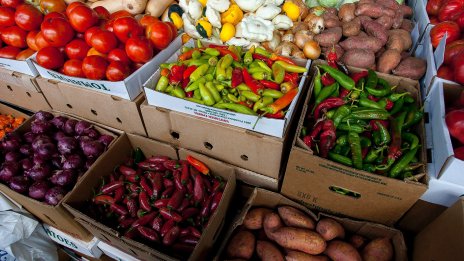 Цените на храните на едро у нас продължават да спадат