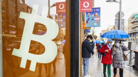 Цената на биткойна си поема глътка въздух, но остава под 16,5 хил. долара