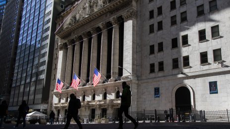 Dow спада с 500 пункта, Nasdaq се приближава до територията на корекция*
