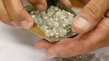 Продажбите на De Beers дават надежда на индустрията с диаманти
