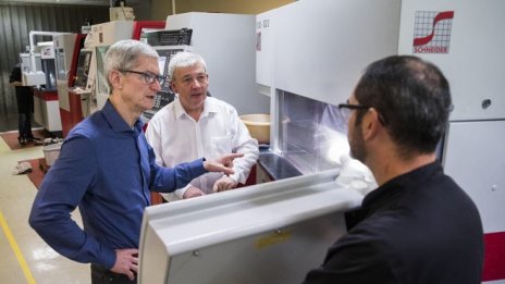 Напрегнатият ден на Тим Кук в Париж