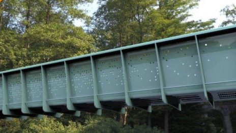 Във Великобритания инсталираха първия пластмасов мост 