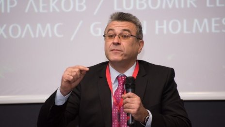 Бисер Манолов: Влизането в еврозоната е като "пълно каско" за финансовата ни система