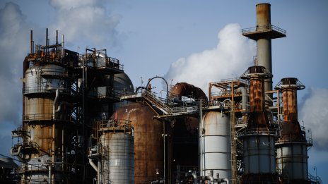 Петролът поевтинява след влизането в сила на по-високите мита на САЩ срещу Индия*