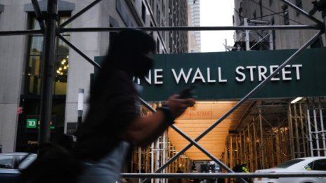 S&P 500 остава без значителна промяна, близо до последния си рекорд*